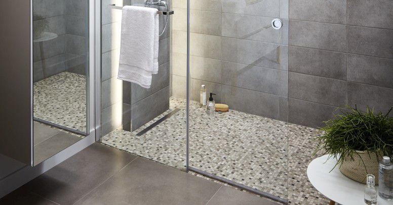 Prysznic bez kabiny – jak urządzić łazienkę?