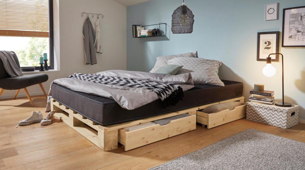 Jak zrobić samodzielnie łóżko z palet z szufladami?