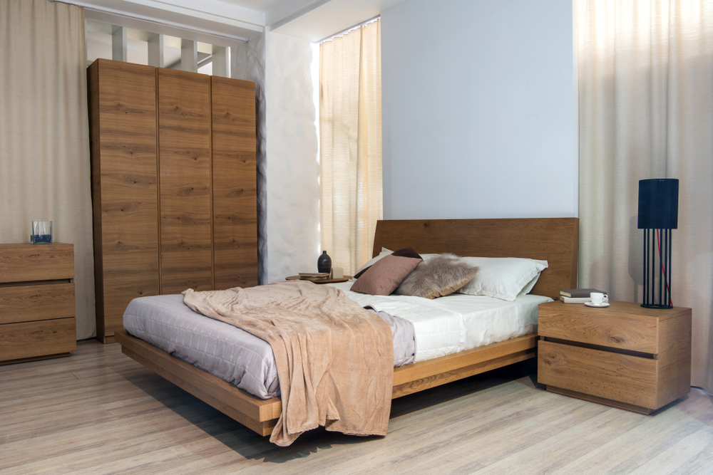 Łóżko drewniane z pojemnikiem – wygoda w sypialni