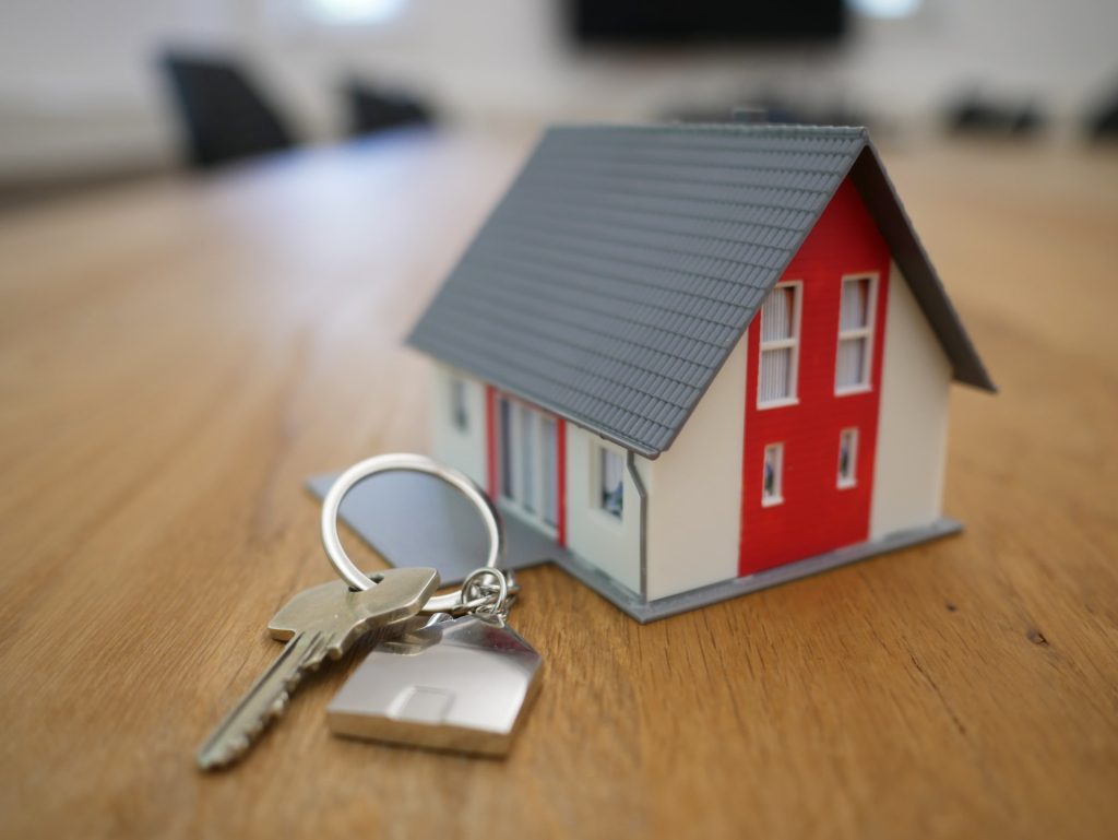 Czy warto postawić na domy pod klucz?