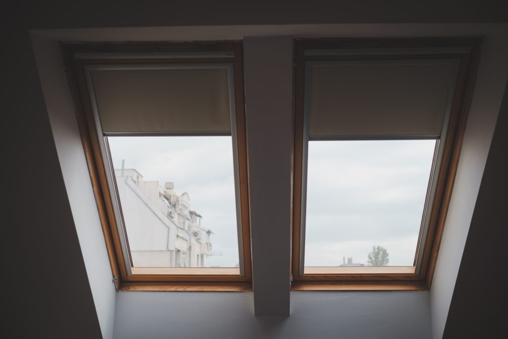 Okna dachowe – czy warto wybrać modele 3 szybowe i dlaczego?