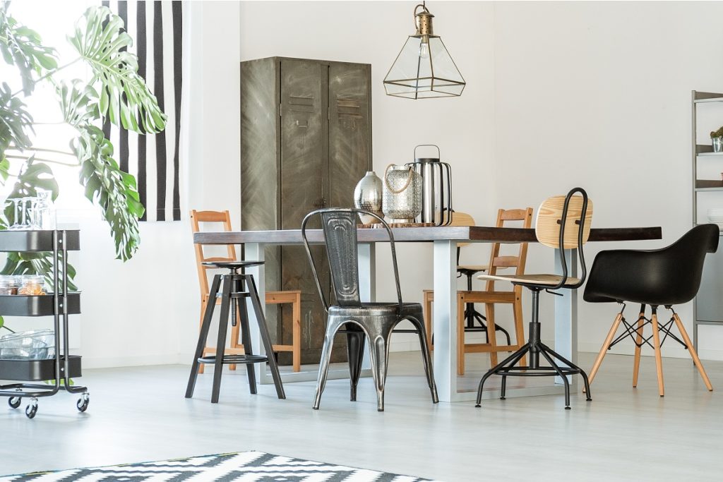 Urządzamy mieszkanie w stylu industrialnym – stoły i krzesła pasujące do wnętrza