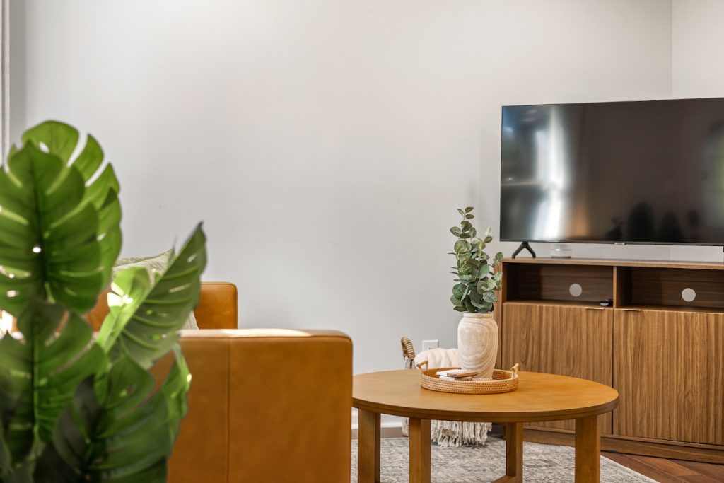 Szafka pod telewizor — jak wybrać idealną do swojego salonu?