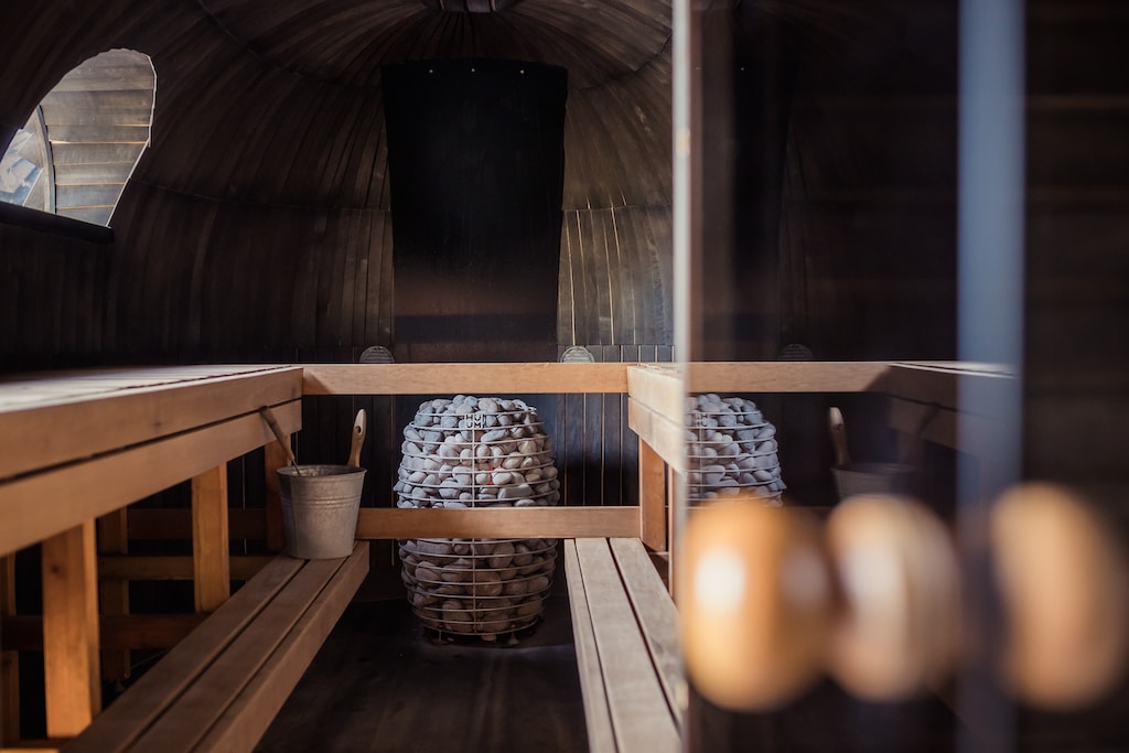 Sauna jako oaza spokoju: jak stworzyć prywatne spa w swoim domu?
