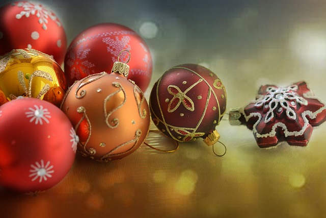 Bombki choinkowe – piękne i magiczne ozdoby świąteczne