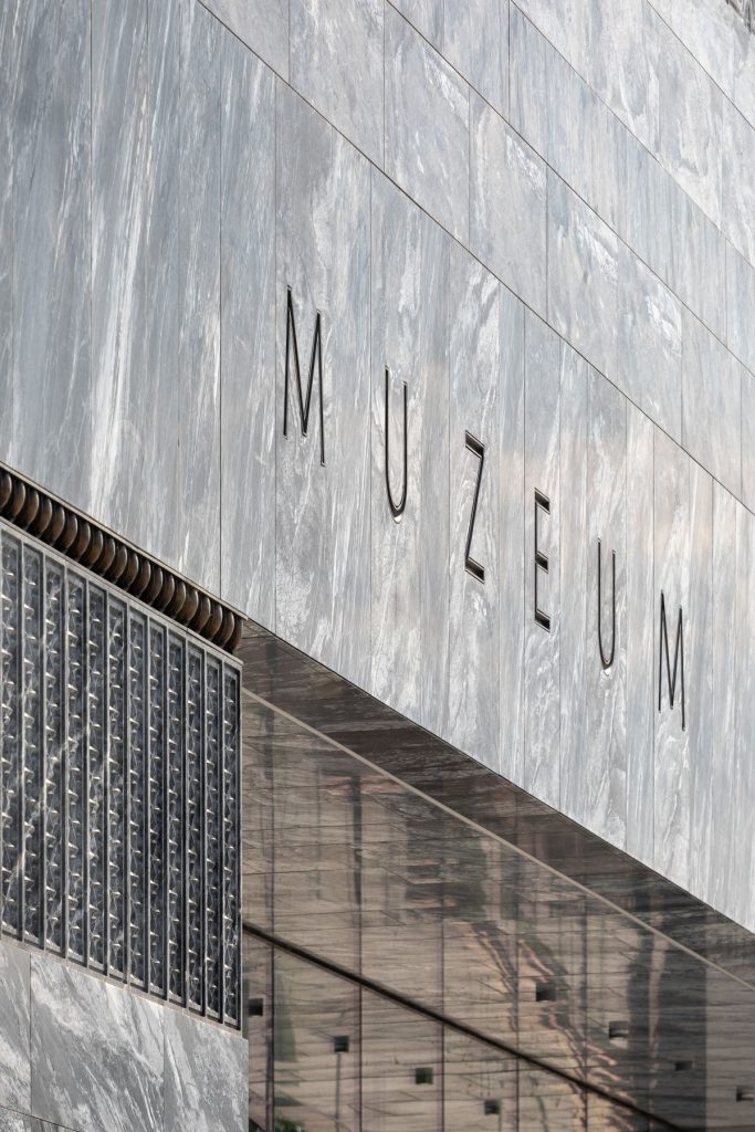 <strong>Kamienny monolit jako metafora historii.<br>Muzeum Historii Polski otworzy się już 28 września</strong>