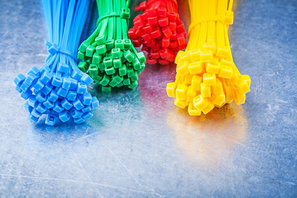 Opaski kablowe w różnych kolorach – jak wygląda ich zastosowanie praktyczne?