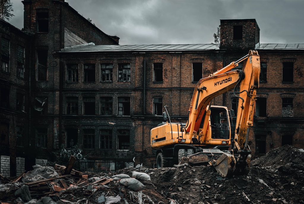 Gruz po wyburzeniu budynku – jak bezpiecznie go usunąć?