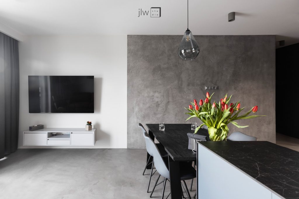 Monochromatyczne mieszkanie w odważnych kolorach: elegancja minimalizmu
