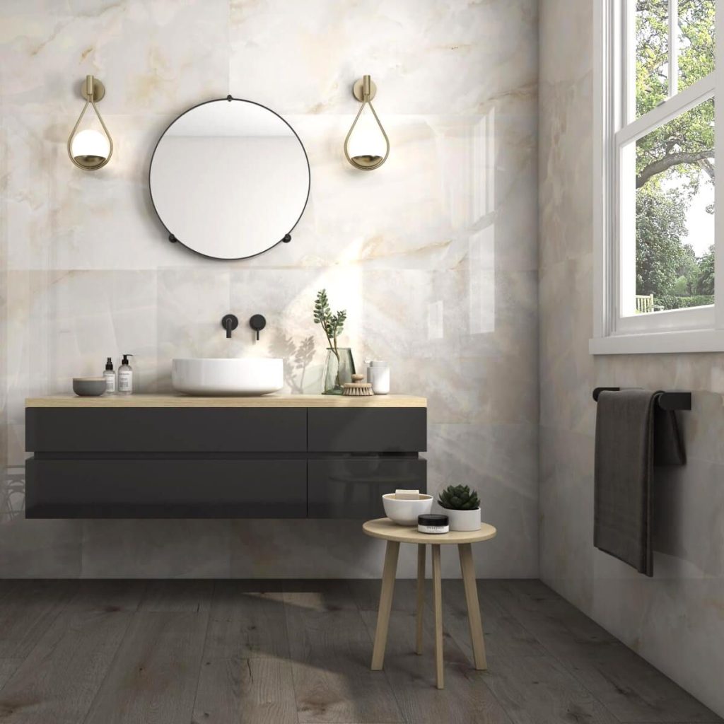 Przemiana małej łazienki: kreatywny remont z użyciem płytek ceramicznych