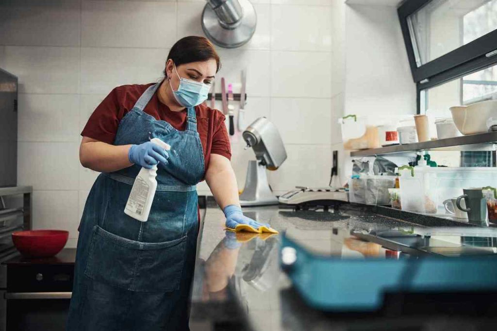 Chemia do czyszczenia kuchni w restauracji w procesie sprzątania lokalu