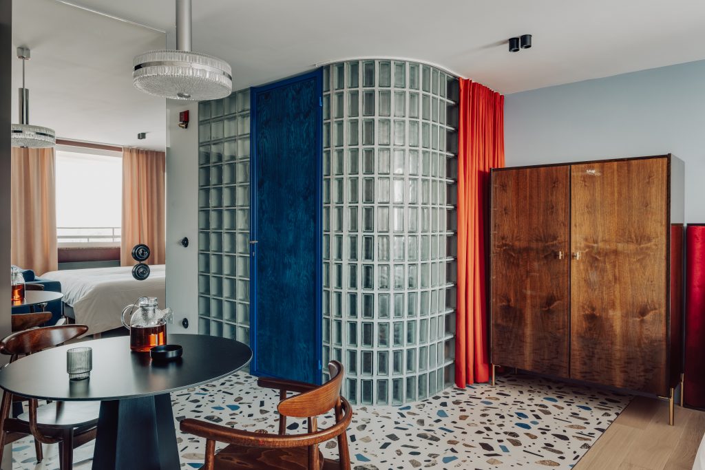 Eklektyzm z nutą vintage – mieszkanie z lat 70. spod kreski pracowni Mistovia