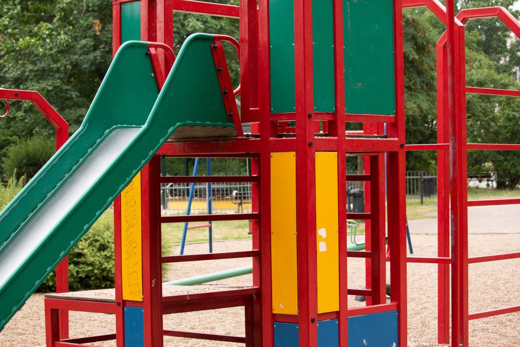 Kompleksowe wyposażenie placów zabaw – przewodnik dla rodziców i zarządców terenów rekreacyjnych