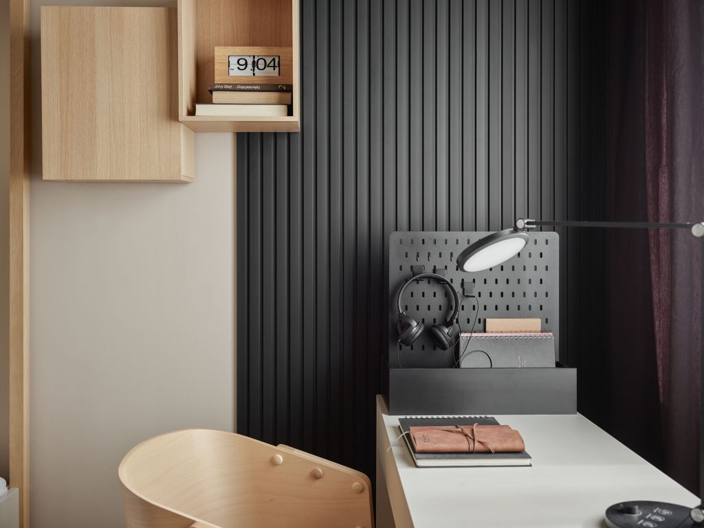 Intrygujące i eleganckie czarne panele lamelowe – odmień wnętrza swojego domu