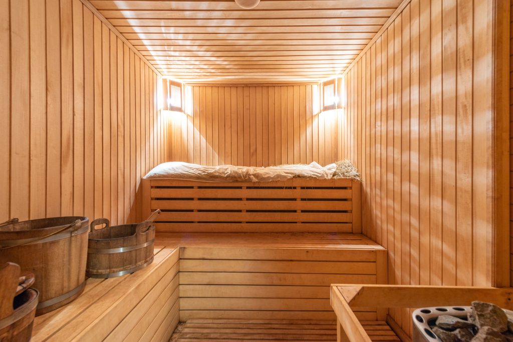 Jak właściwie korzystać z sauny? Praktyczny poradnik dla każdego