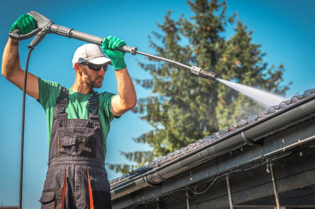 Bezpieczne i efektywne mycie dachu – 4 najlepsze porady