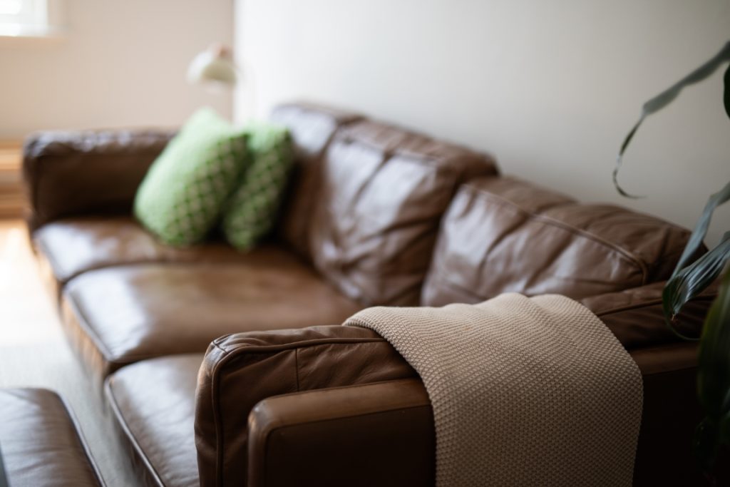 Sofa dwuosobowa z funkcją spania – do pokoju gościnnego. Ile kosztuje komplet wypoczynkowy do salonu?